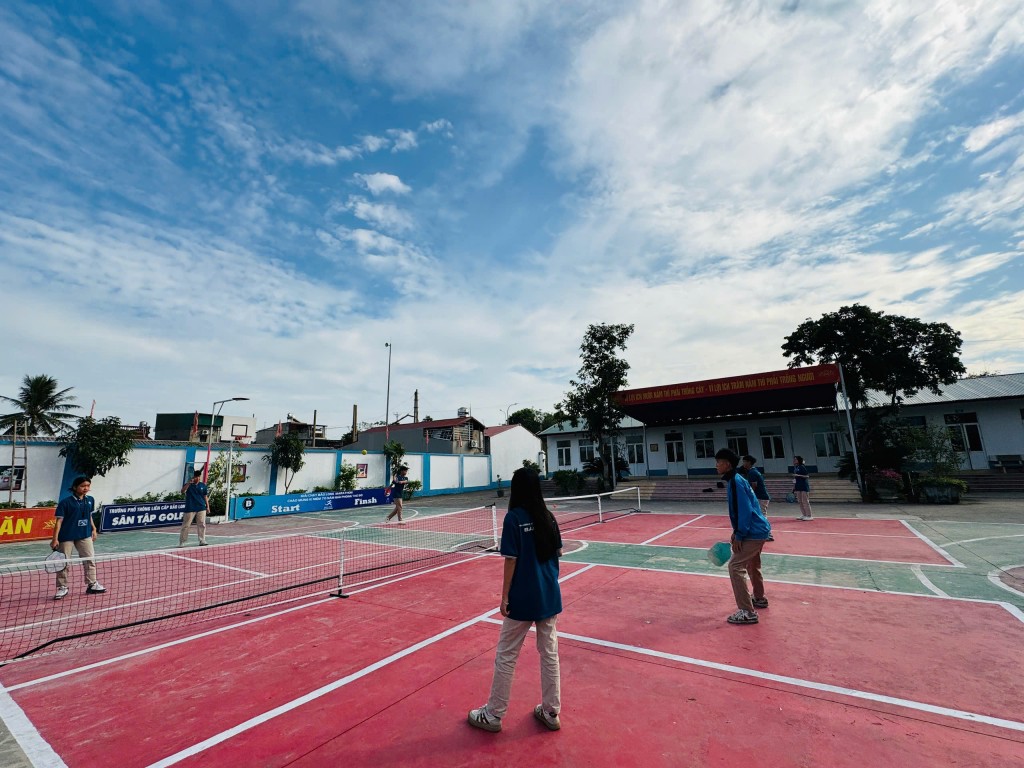 Học sinh trường Phổ thông Võ thuật Bảo Long chơi Pickleball