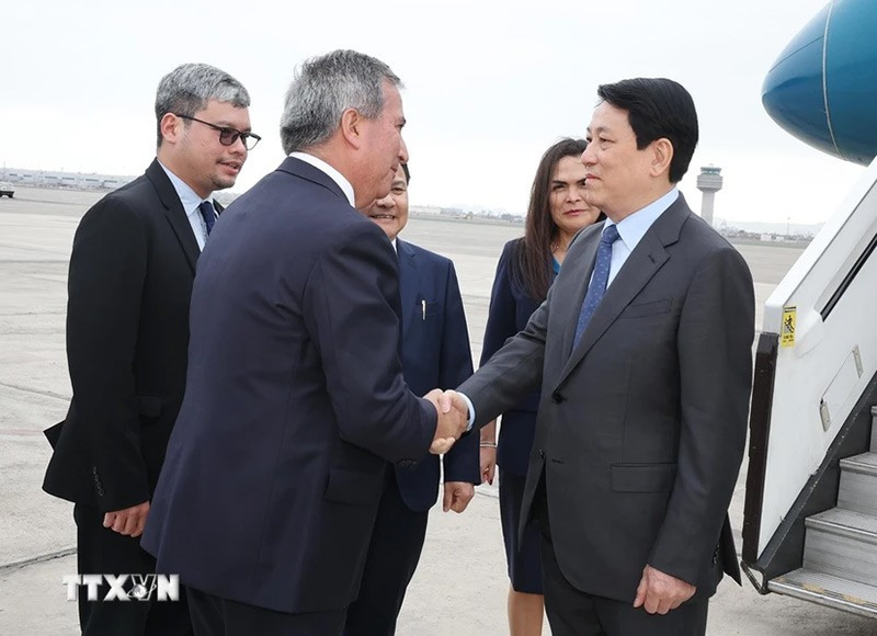 le-don-chu-tich-nuoc-luong-cuong-tai-san-bay-quoc-te-lima-02.jpg