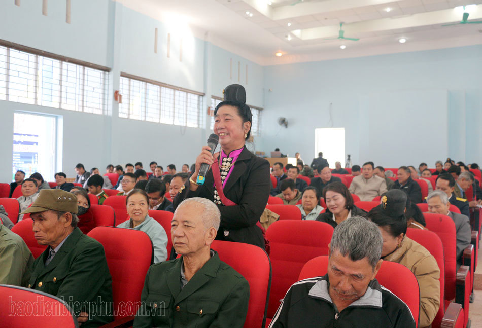 Cử tri thị trấn Tủa Chùa kiến nghị với Đoàn Đại biểu Quốc hội tỉnh Điện Biên.