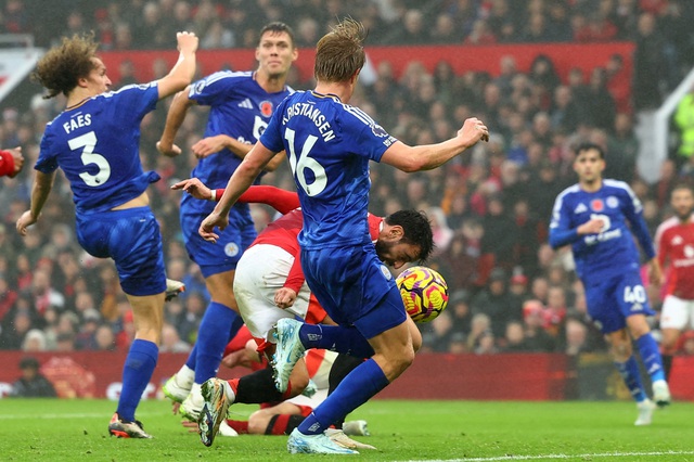 Van Nistelrooy ngồi "ghế nóng", Leicester mơ tách tốp Ngoại hạng Anh- Ảnh 6. Van Nistelrooy ngồi "ghế nóng", Leicester mơ tách tốp Ngoại hạng Anh- Ảnh 6.
