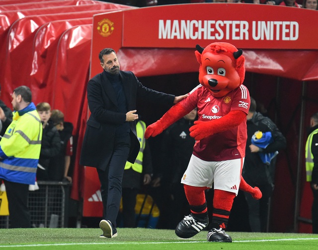 Van Nistelrooy ngồi "ghế nóng", Leicester mơ tách tốp Ngoại hạng Anh- Ảnh 2. Van Nistelrooy ngồi "ghế nóng", Leicester mơ tách tốp Ngoại hạng Anh- Ảnh 2.