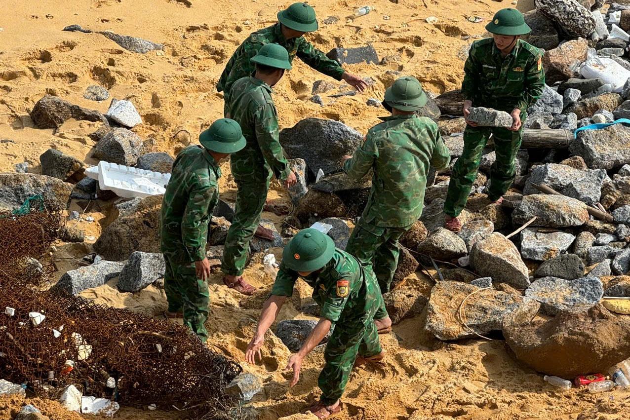 Lực lượng bộ đội biên phòng tổ chức kè đá tạm thời tại khu vực bị sạt lở.