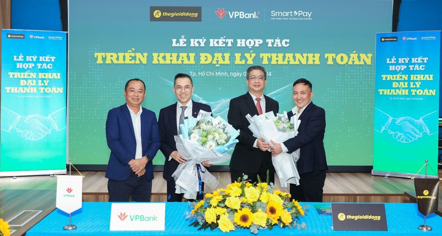 Ông Phùng Duy Khương (thứ 2 từ trái sang) tại Lễ ký kết.