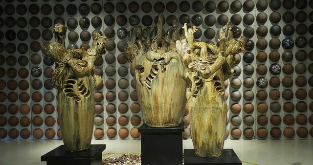 Tôn vinh nét đẹp nghệ thuật gốm tại triển lãm "Gốm Văn"- Ảnh 4. Tôn vinh nét đẹp nghệ thuật gốm tại triển lãm "Gốm Văn"- Ảnh 4.