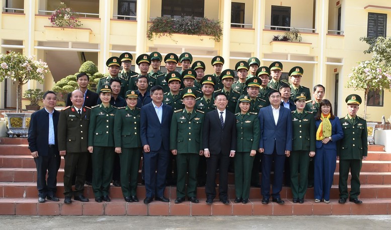 Phó Thủ tướng Hồ Đức Phớc cùng các đồng chí lãnh đạo tỉnh Điện Biên và cán bộ, chiến sĩ Đồn Biên phòng cửa khẩu Quốc tế Tây Trang. 