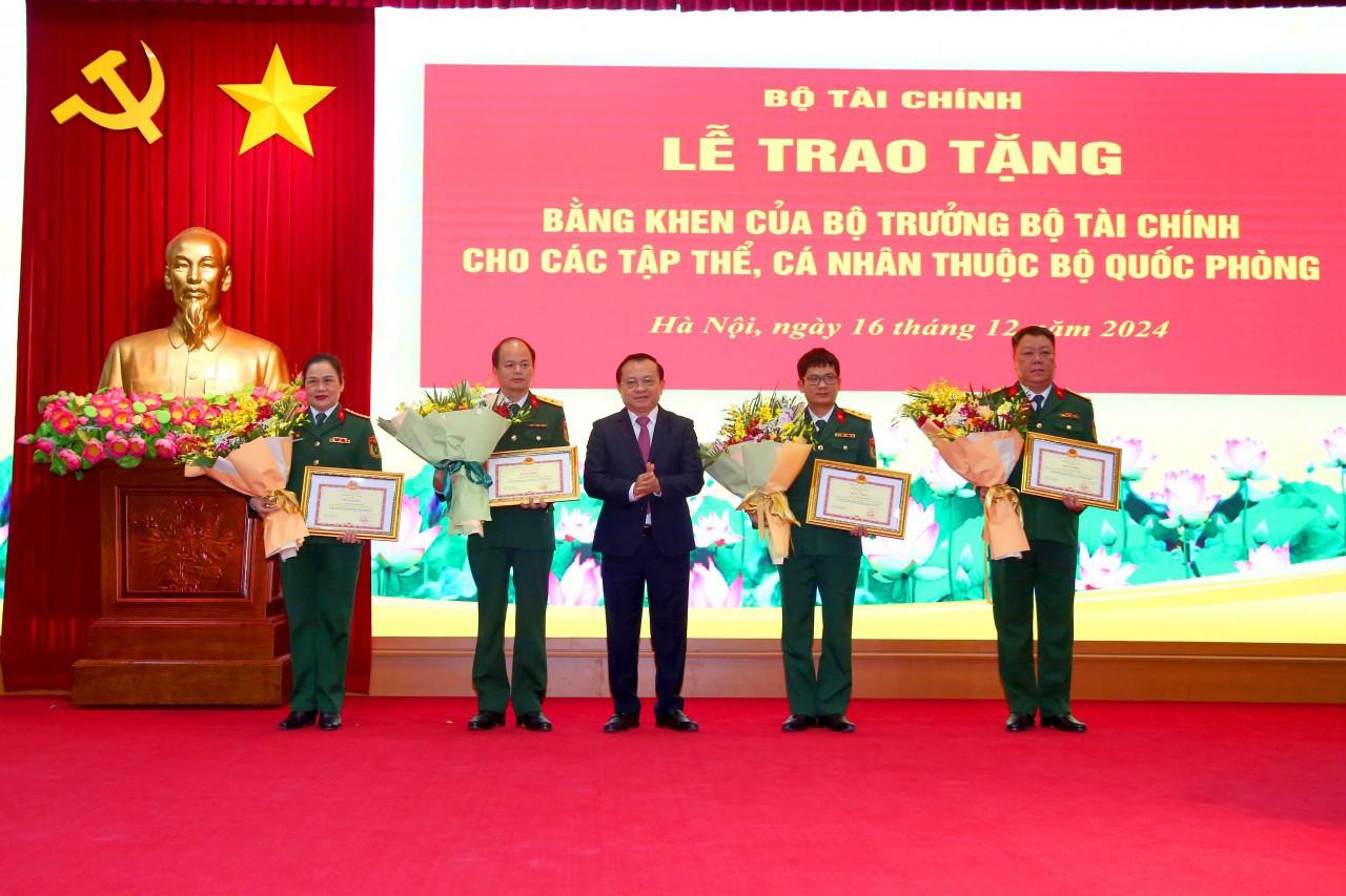 Thứ trưởng Bộ Tài chính Lê Tấn Cận trao Bằng khen của Bộ trưởng Bộ Tài chính cho các cá nhân thuộc Bộ Quốc phòng.