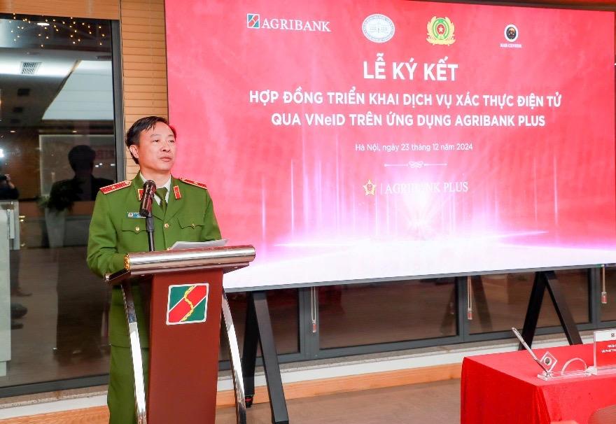 le ky ket trien khai dich vu xac thuc dien tu qua vneid tren ung dung agribank plus giua agribank va trung tam rar  bo cong an hinh 2