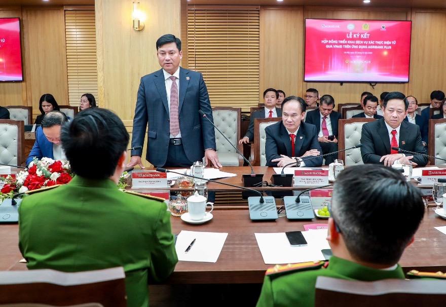 le ky ket trien khai dich vu xac thuc dien tu qua vneid tren ung dung agribank plus giua agribank va trung tam rar  bo cong an hinh 4