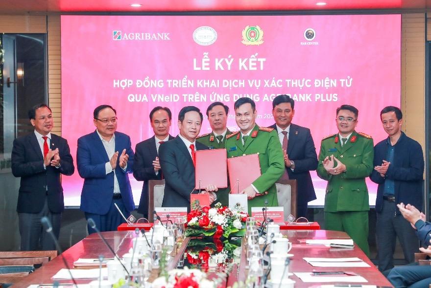le ky ket trien khai dich vu xac thuc dien tu qua vneid tren ung dung agribank plus giua agribank va trung tam rar  bo cong an hinh 1