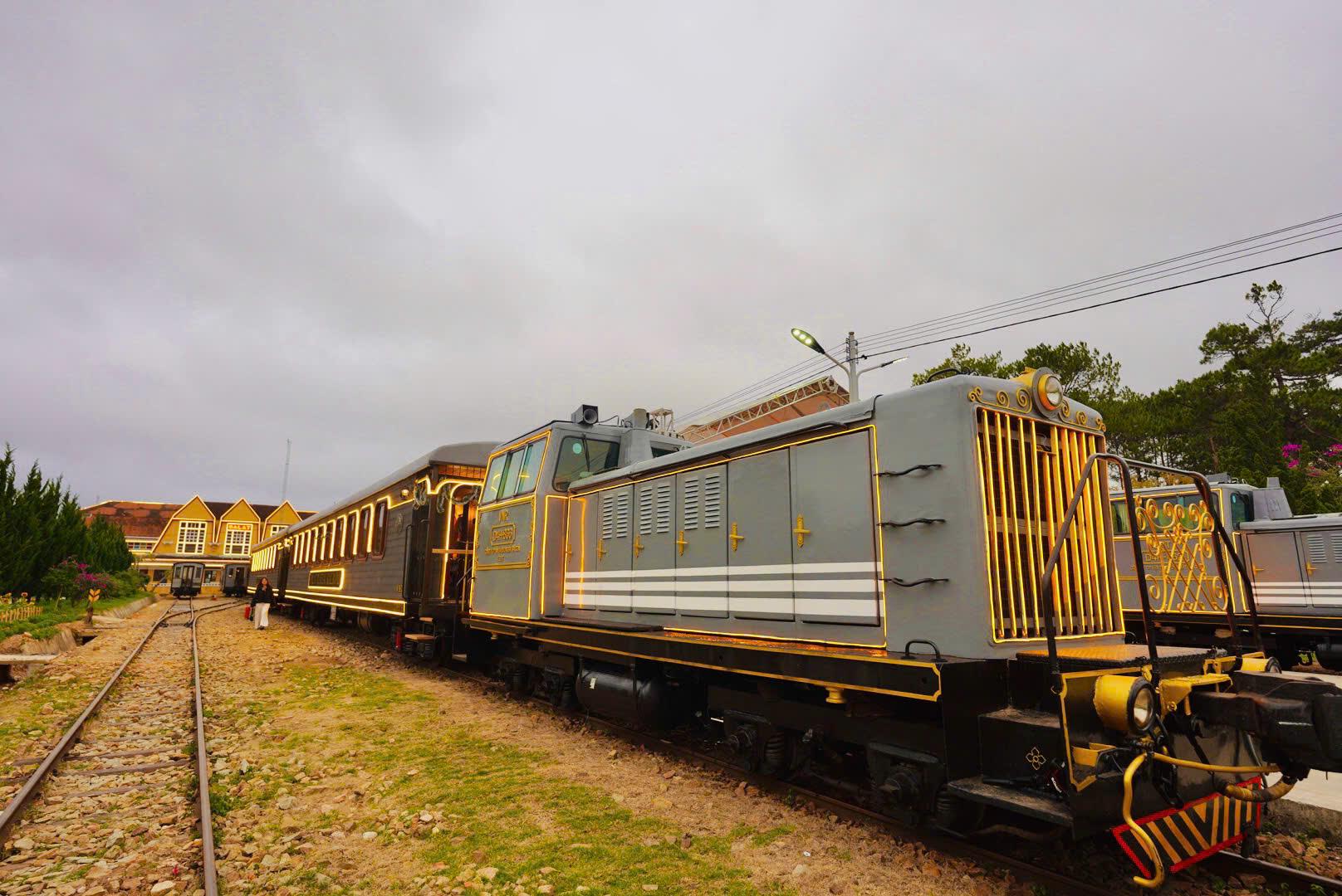 hinh anh an tuong tren doan tau hoang hau chay tuyen da lat  trai mat hinh 1