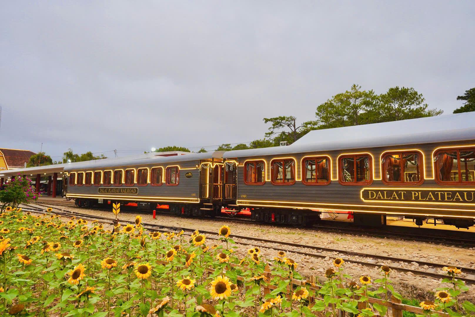 hinh anh an tuong tren doan tau hoang hau chay tuyen da lat  trai mat hinh 2