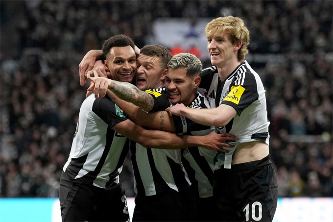 arsenal guc nga truoc newcastle cham dut giac mo cup lien doan hinh 1