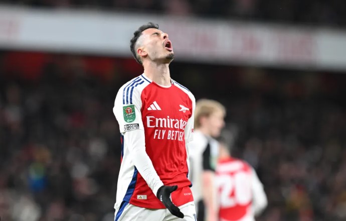 arsenal guc nga truoc newcastle cham dut giac mo cup lien doan hinh 2