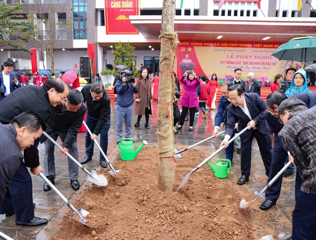 Ngành Giáo dục Hà Nội phát động mỗi nhà trường trồng mới ít nhất 50 cây xanh. Ảnh: Thanh Tùng