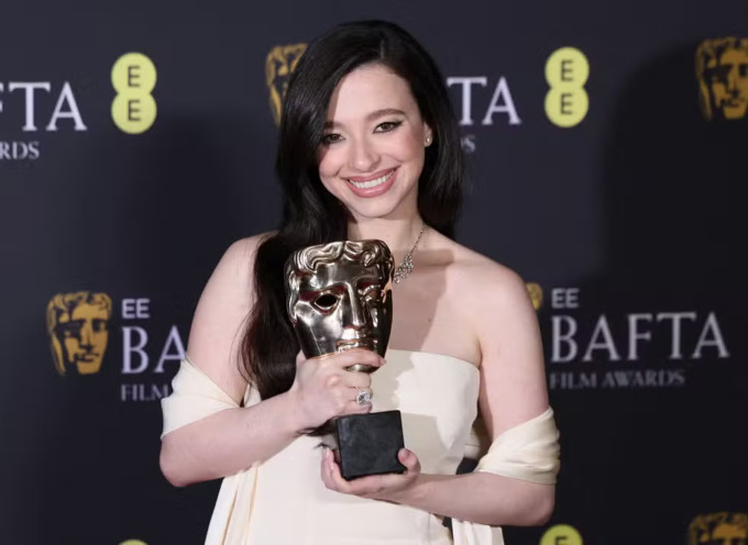 mikey madison vuot demi moore thang giai nu dien vien xuat sac tai bafta 2025 hinh 1