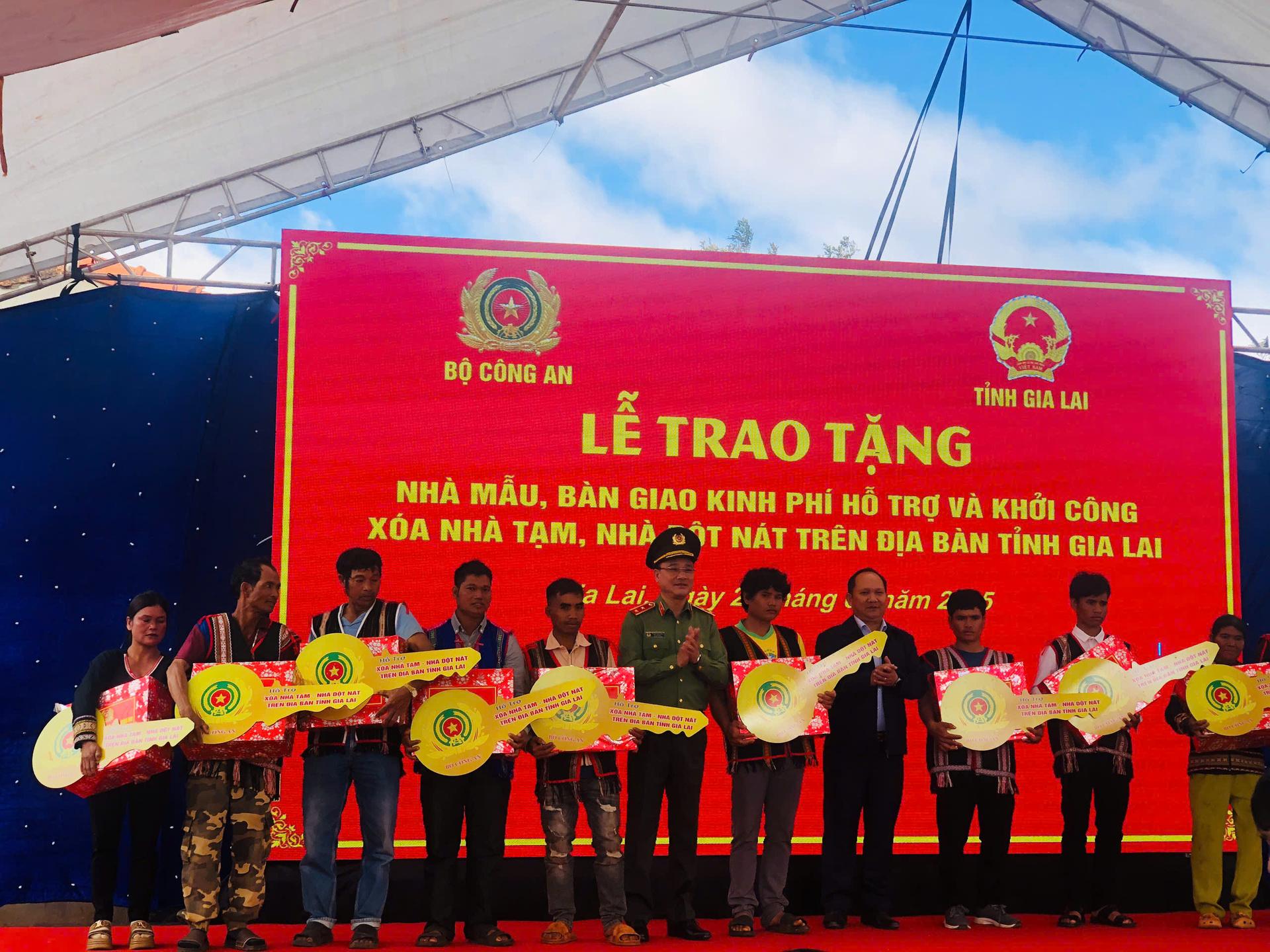 thu truong bo cong an trao 231 ty dong cho tinh gia lai xoa nha tam dot nat hinh 2