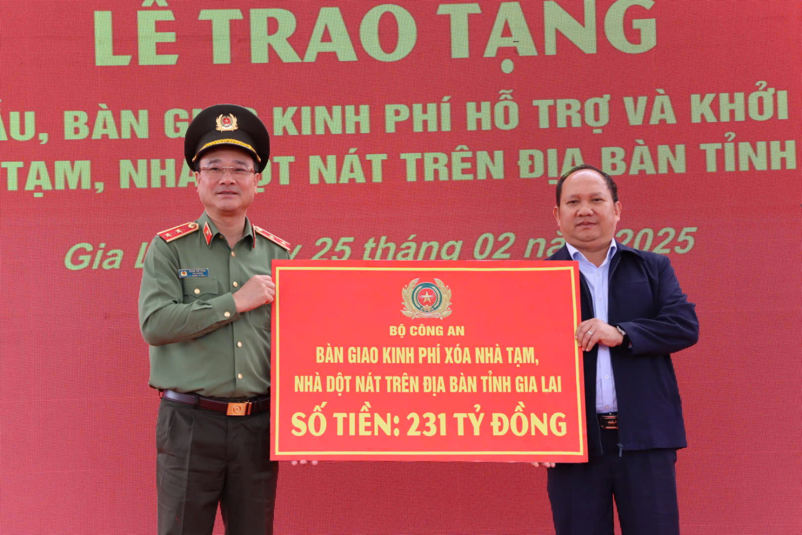 thu truong bo cong an trao 231 ty dong cho tinh gia lai xoa nha tam dot nat hinh 1