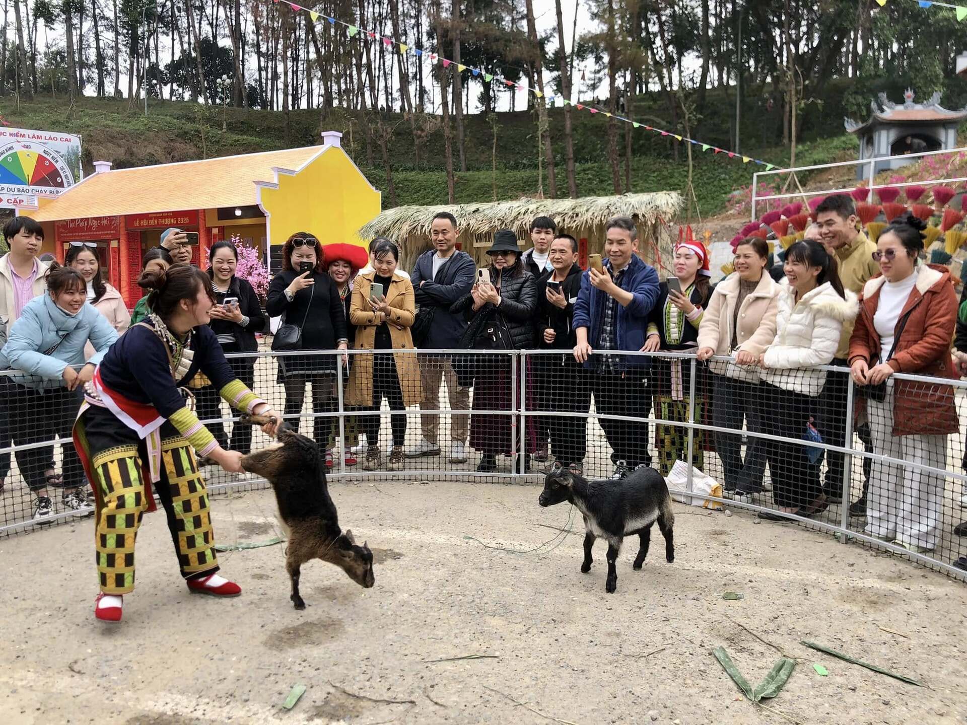 lao cai 2 thang dau nam don hon 2 trieu luot du khach hinh 1