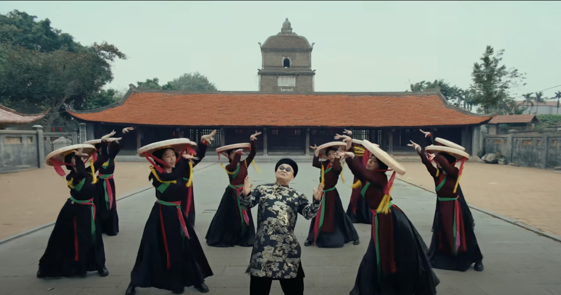 xuan hinh noi gi sau khi tham gia mv bac bling cua hoa minzy hinh 2
