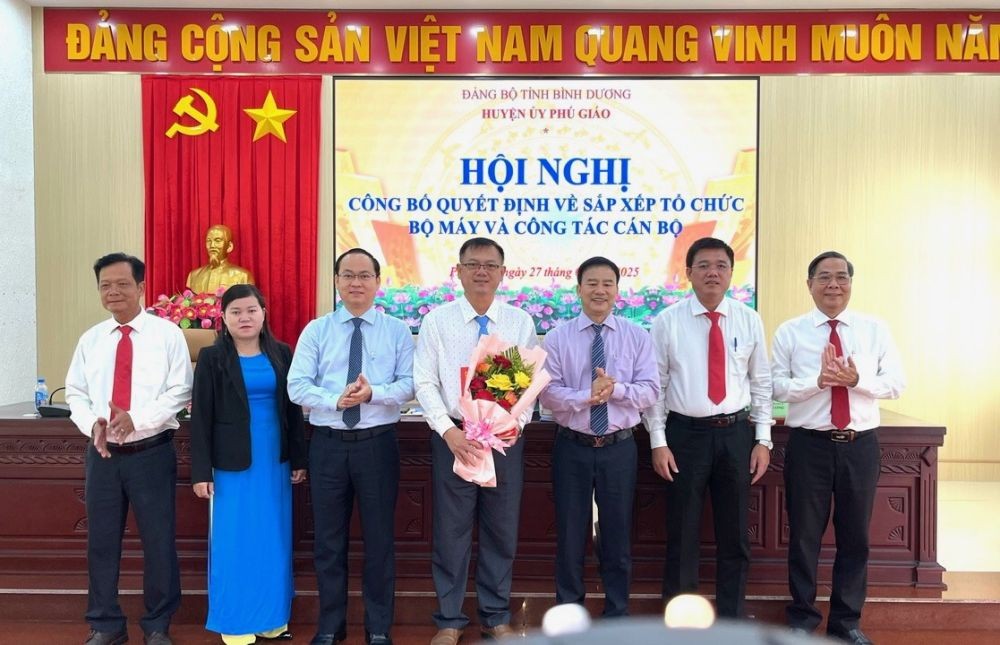 Lãnh đạo huyện trao quyết định thành lập Chi bộ cơ sở Phòng Nông nghiệp và Môi trường huyện