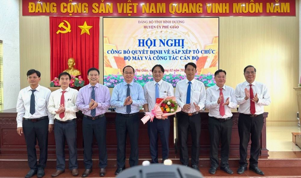 Lãnh đạo huyện trao quyết định thành lập Chi bộ cơ sở Phòng Văn hóa - Khoa học và Thông tin huyện