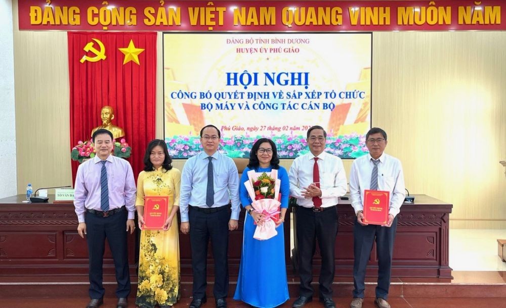 Lãnh đạo huyện trao quyết định bổ nhiệm cán bộ Phòng Kinh tế, Hạ tầng và Đô thị huyện