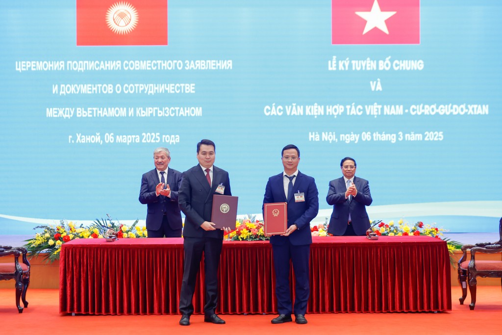 Hai Thủ tướng chứng kiến lễ ký và trao Bản ghi nhớ giữa Cục Hàng không dân dụng, Bộ Xây dựng Việt Nam và Cục Hàng không dân dụng trực thuộc Hội đồng Bộ trưởng Cộng hòa Kyrgyzstan - Ảnh: VGP/Nhật Bắc