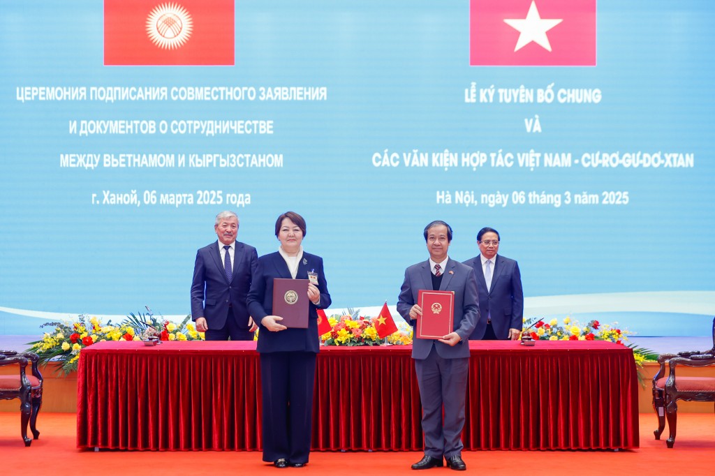 Hai Thủ tướng chứng kiến lễ ký và trao Hiệp định giữa Chính phủ nước CHXHCN Việt Nam và Hội đồng Bộ trưởng nước Cộng hòa Kyrgyzstan về hợp tác trong lĩnh vực giáo dục - Ảnh: VGP/Nhật Bắc