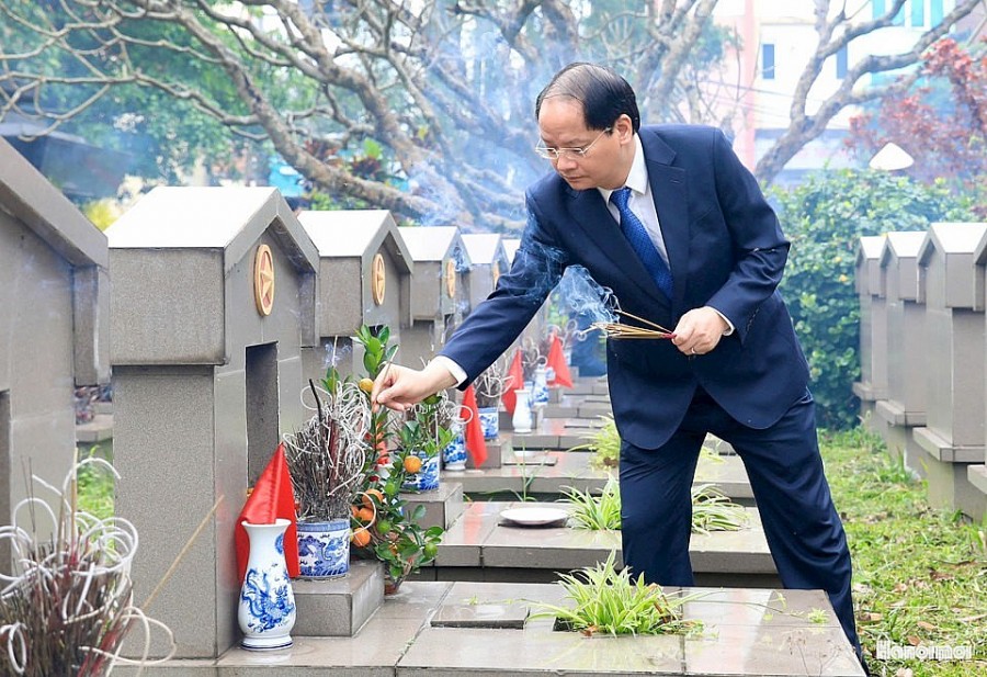 Trưởng ban Tuyên giáo và Dân vận Thành ủy Hà Nội Nguyễn Doãn Toản dâng hương tưởng niệm các anh hùng liệt sĩ.