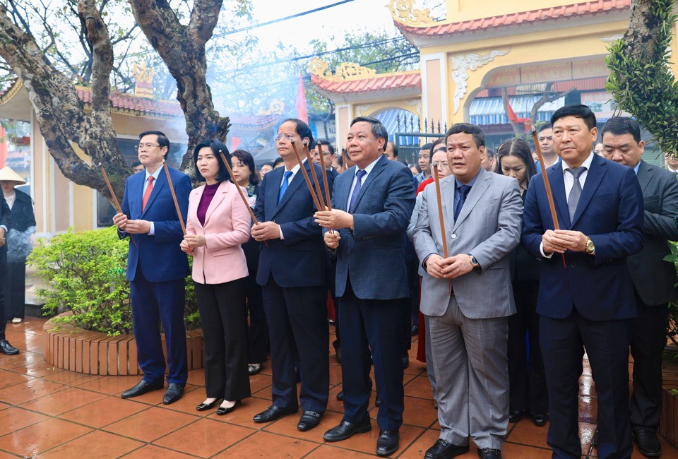 Đoàn đại biểu lãnh đạo thành phố Hà Nội dâng hương tưởng niệm các anh hùng liệt sĩ tại Nghĩa trang Liệt sĩ xã Tả Thanh Oai (huyện Thanh Trì). Ảnh: Quang Thái