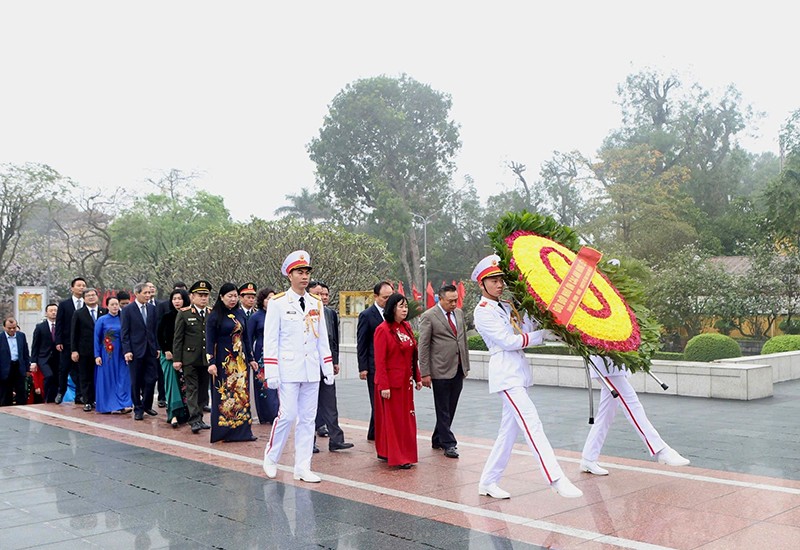 Các đồng chí lãnh đạo thành phố Hà Nội dâng hoa tưởng niệm các Anh hùng liệt sĩ. Ảnh: Viết Thành