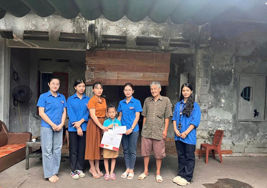 co-tran-thi-quynh-trang-cung-cac-doan-vien-thanh-nien-truong-thpt-luong-ngoc-quyen-tham-hoi-dong-vien-tang-qua-cho-gia-dinh-co-hoan-canh-kho-khan.jpg