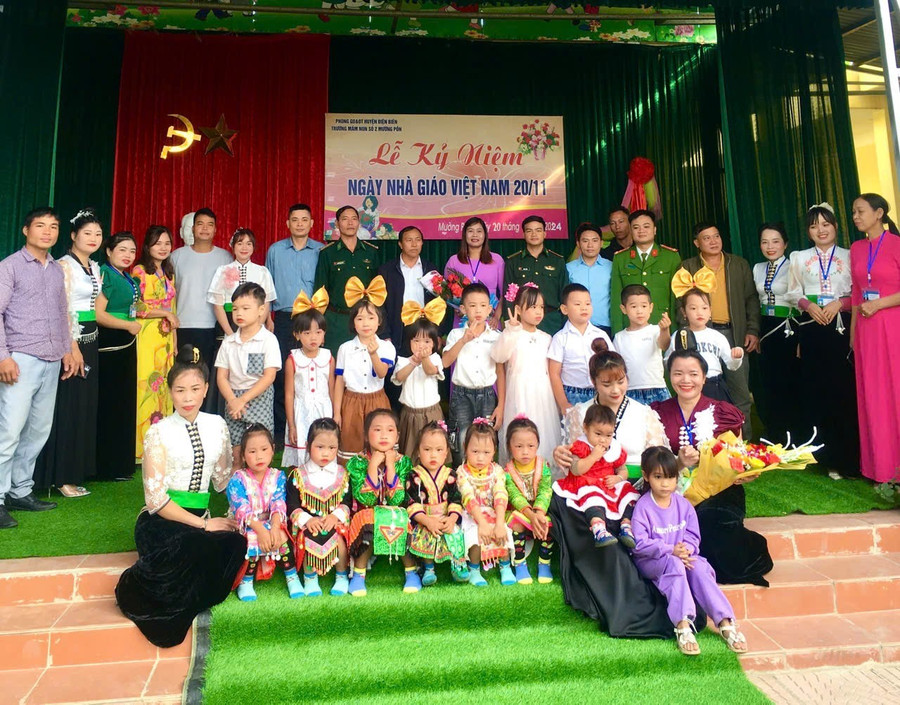 Các đại biểu cùng tập thể sư phạm nhà trường chụp ảnh lưu niệm nhân Kỷ niệm ngày Nhà giáo Việt Nam. mn-muong-pon-5.jpg