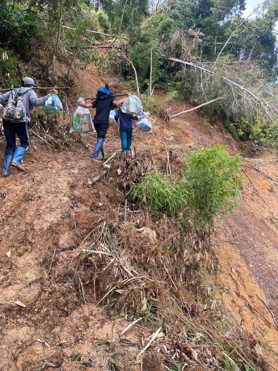 Giáo viên điểm bản lẻ ở Mường Pồn vận chuyển lương thực, thực phẩm vượt lũ lên rừng "bám bản, bám trường". mn-muong-pon-4.jpg