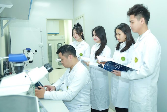 Giảng viên Học viện Nông nghiệp Việt Nam hướng dẫn sinh viên Khoa Chăn nuôi nghiên cứu khoa học. channuoithuyjpg4.jpg