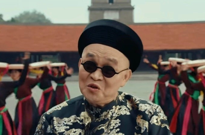 Nghệ sĩ Xuân Hinh trong MV 'Bắc Bling'. nghe-si-xuan-hinh-tu-cau-be-yeu-dan-ca-den-vua-hai-dat-bac1.jpg