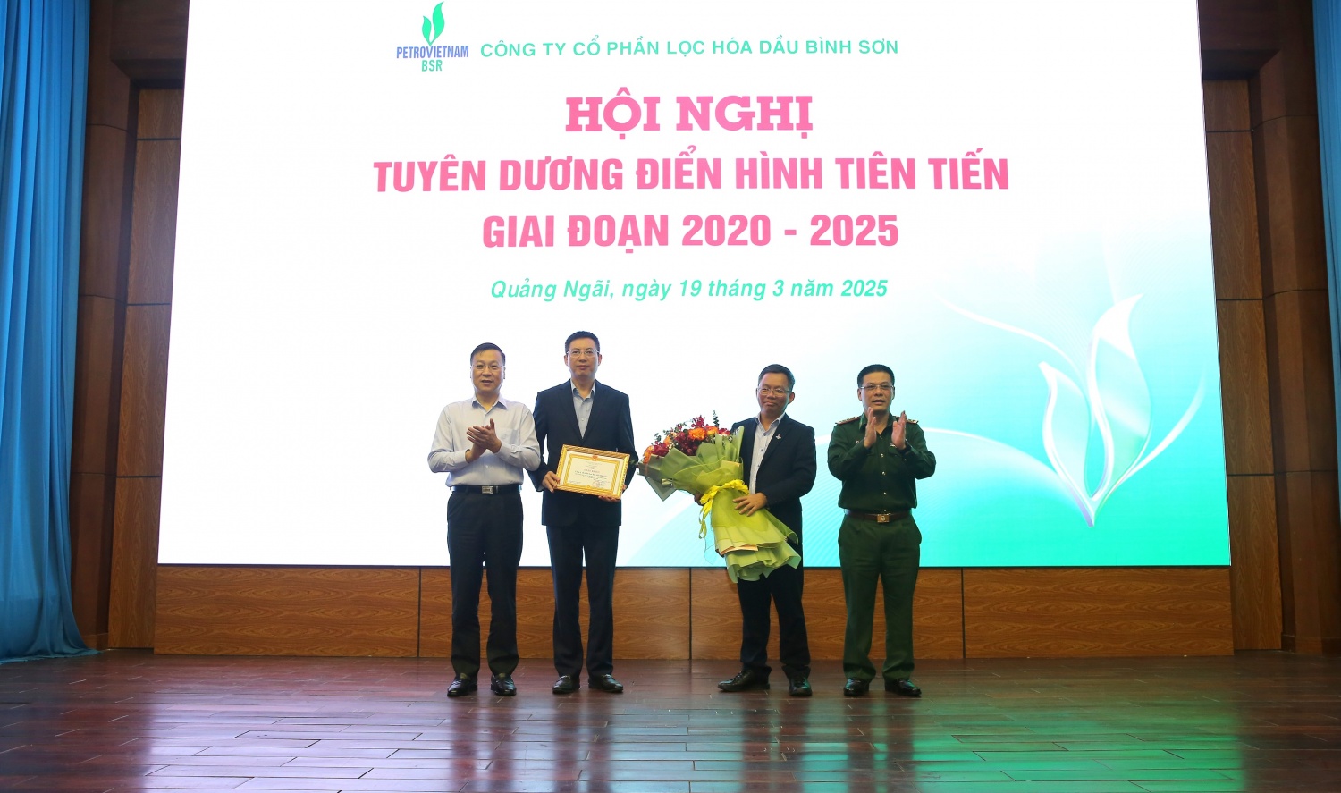 Petrovietnam khen thưởng cho các tập thể BSR về thành tích xuất sắc đạt mốc 50 triệu giờ công an toàn không tai nạn mất ngày công.