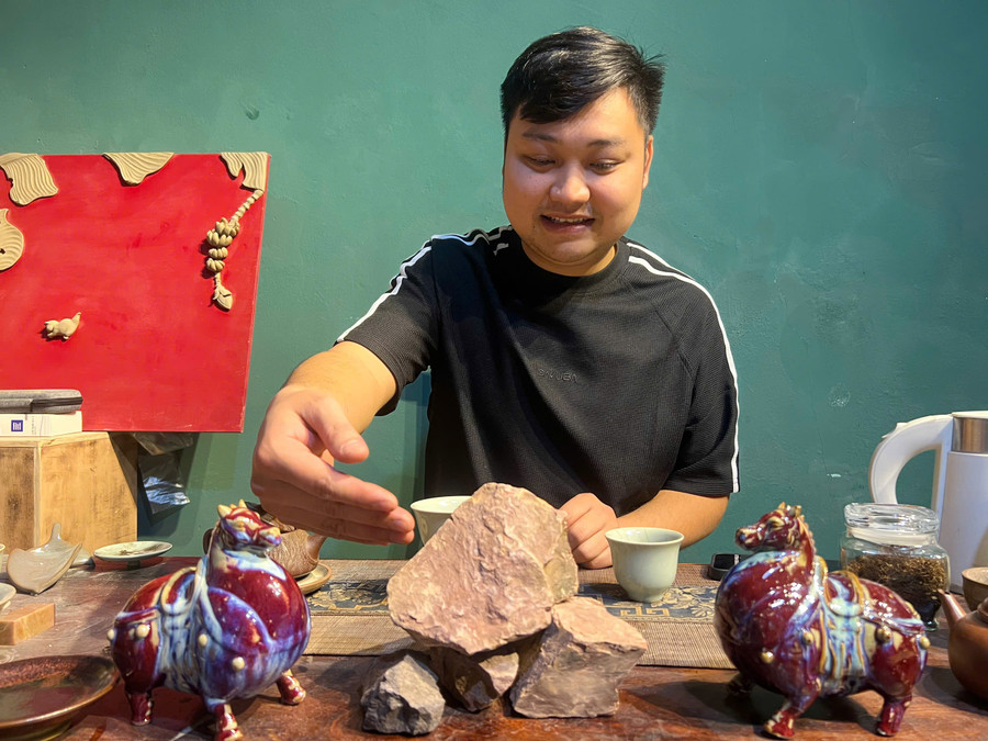 Nghệ nhân Nguyễn Văn Chiến giới thiệu về đất Thạch Thố. chat-chiu-hon-dat-luyen-tho-thanh-vang-3.jpg