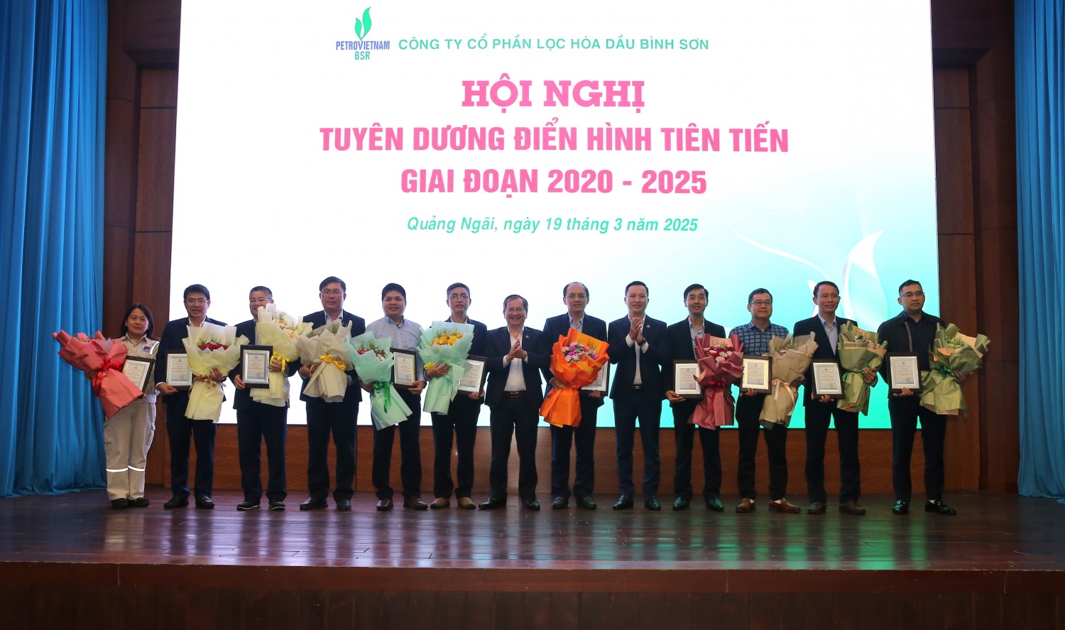 Tổng Giám đốc BSR tặng biểu trưng cho tập thể tiêu biểu xuất sắc, điển hình tiên tiến giai đoạn 2020-2025.