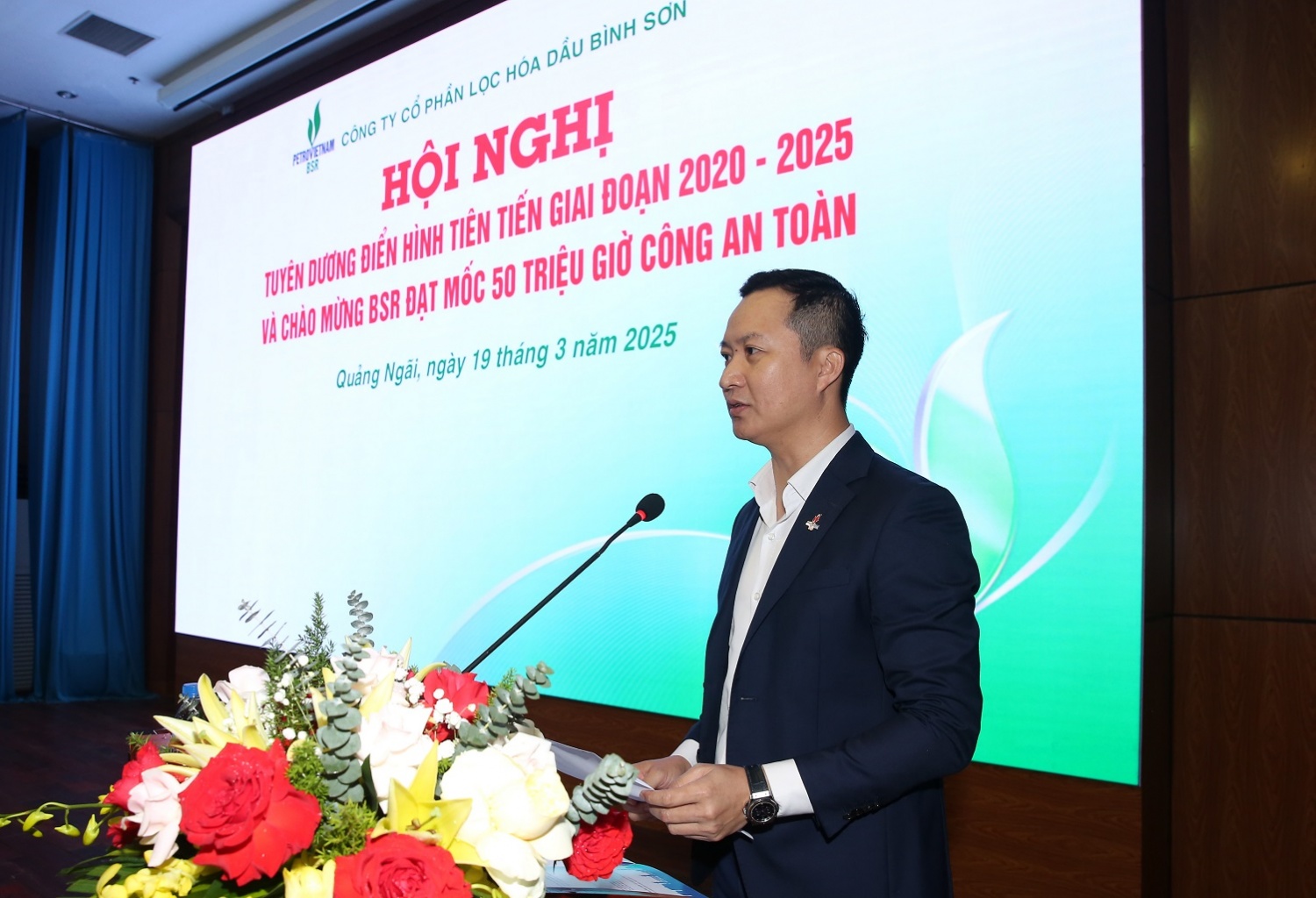Ông Phạm Minh Nghĩa - Phó Tổng Giám đốc BSR báo cáo tổng kết phong trào thi đua yêu nước giai đoạn 2020 - 2025, phương hướng giai đoạn 2025-2030 và hành trình đạt mốc 50 triệu giờ công an toàn của BSR.