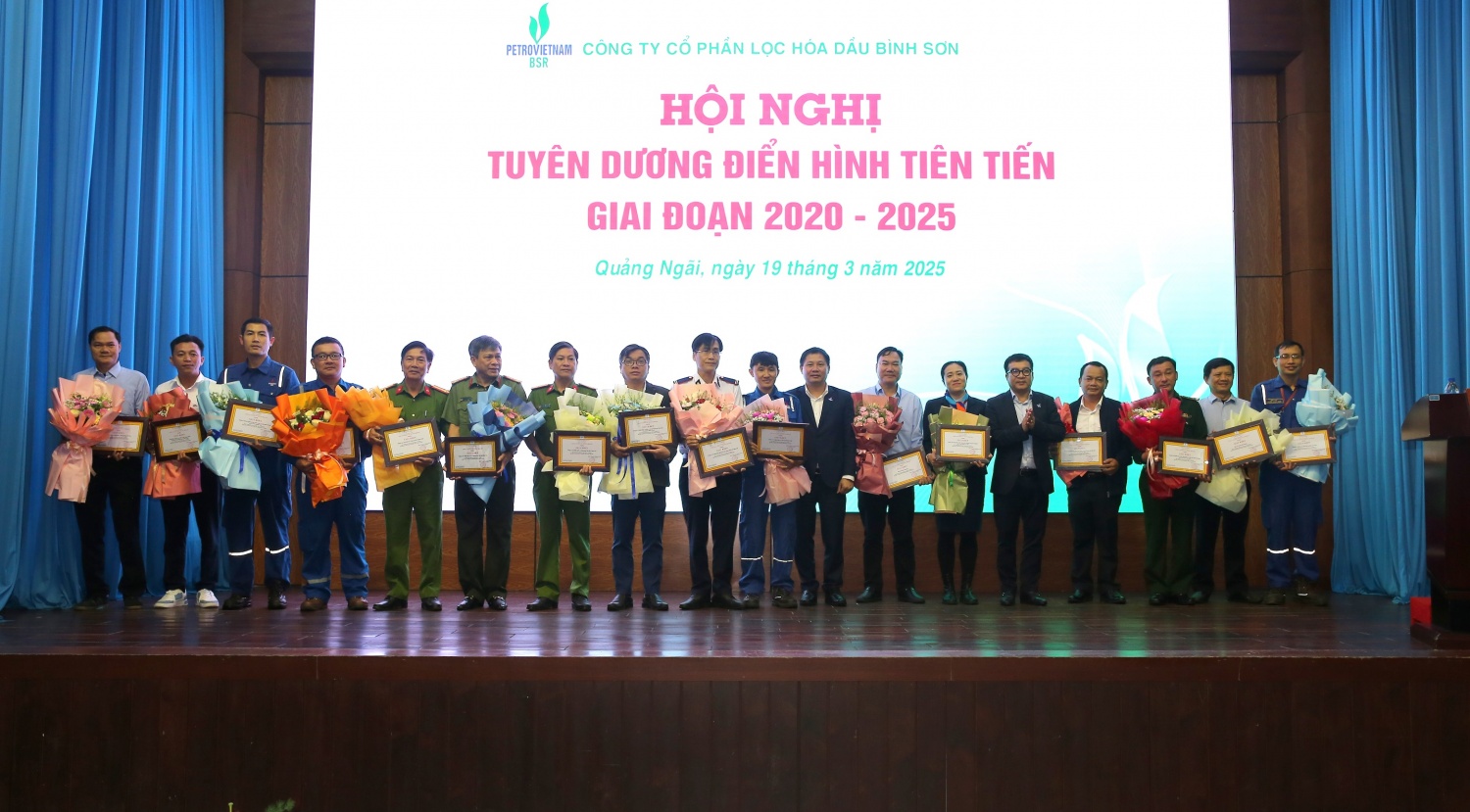 Tổng Giám đốc BSR thưởng cho các tập thể, cá nhân xuất sắc trong công tác an toàn nhân dịp Công ty đạt mốc 50 triệu giờ công an toàn