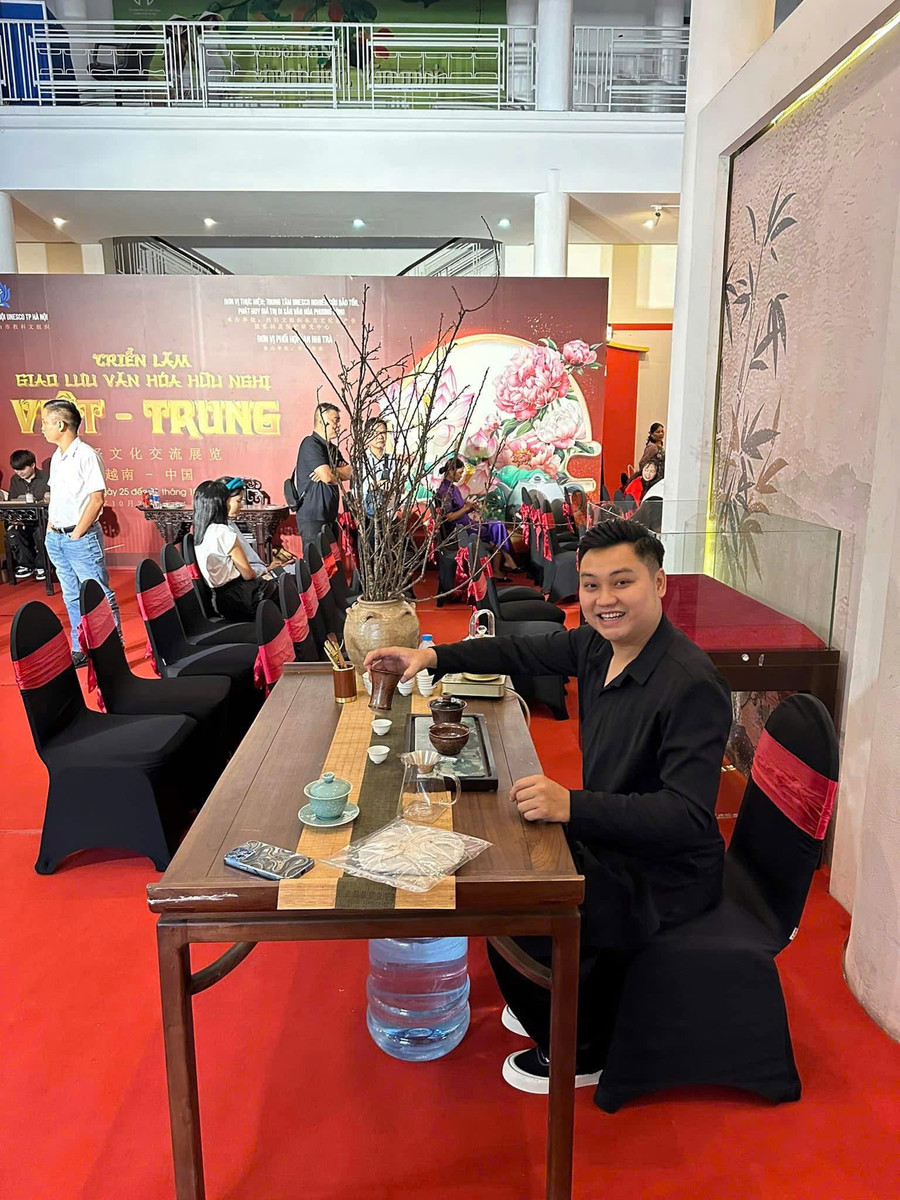 Nghệ nhân Nguyễn Văn Chiến tham gia chương trình triển lãm giao lưu văn hóa hữu nghị Việt - Trung. chat-chiu-hon-dat-luyen-tho-thanh-vang-5.jpg