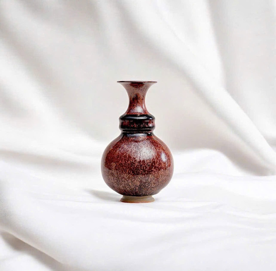 Một sản phẩm gốm của nghệ nhân Nguyễn Văn Chiến. chat-chiu-hon-dat-luyen-tho-thanh-vang-2.jpg