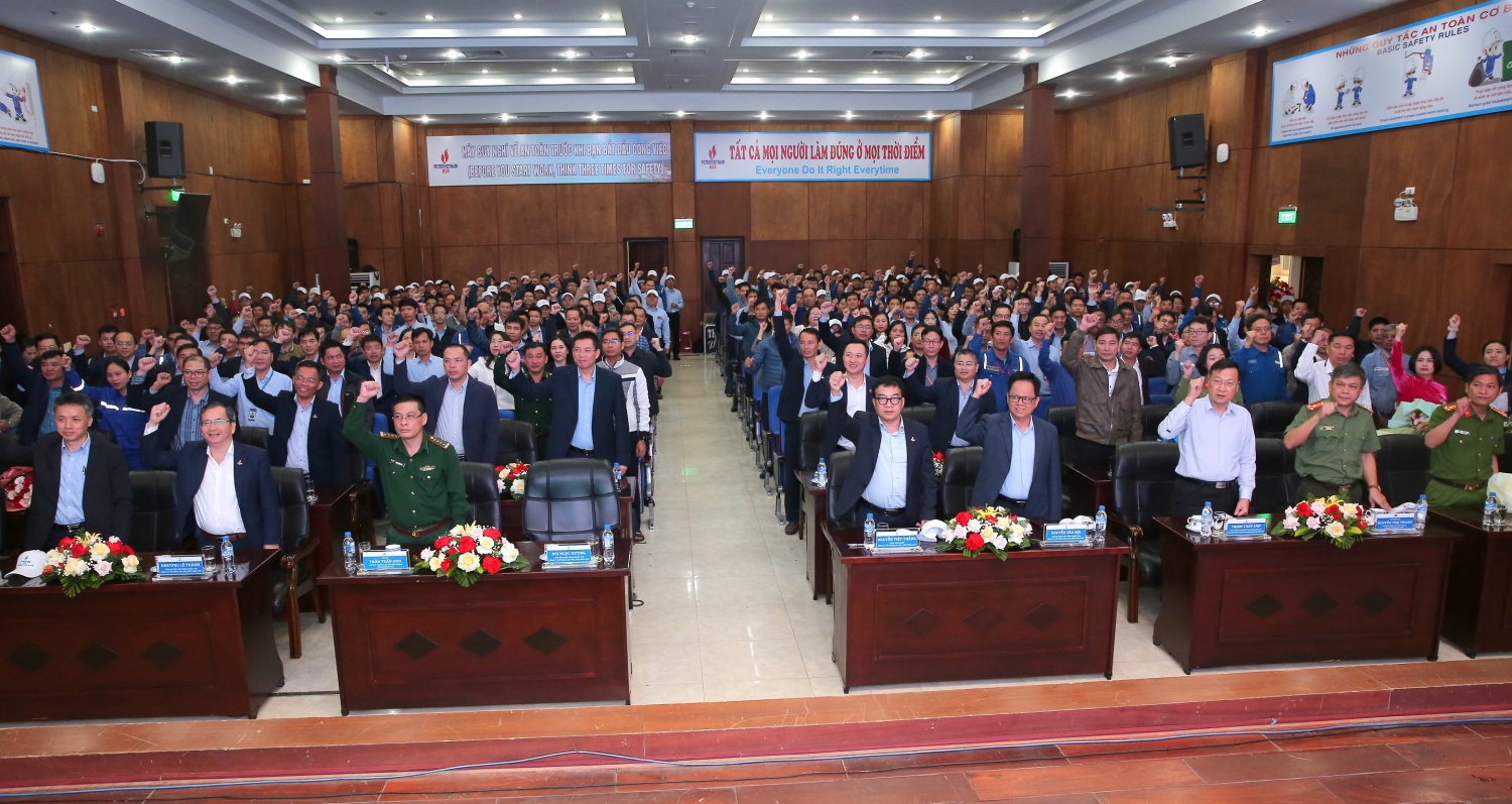 Tập thể Người lao động BSR thể hiện quyết tâm thi đua hoàn thành xuất sắc các nhiệm vụ đề ra.