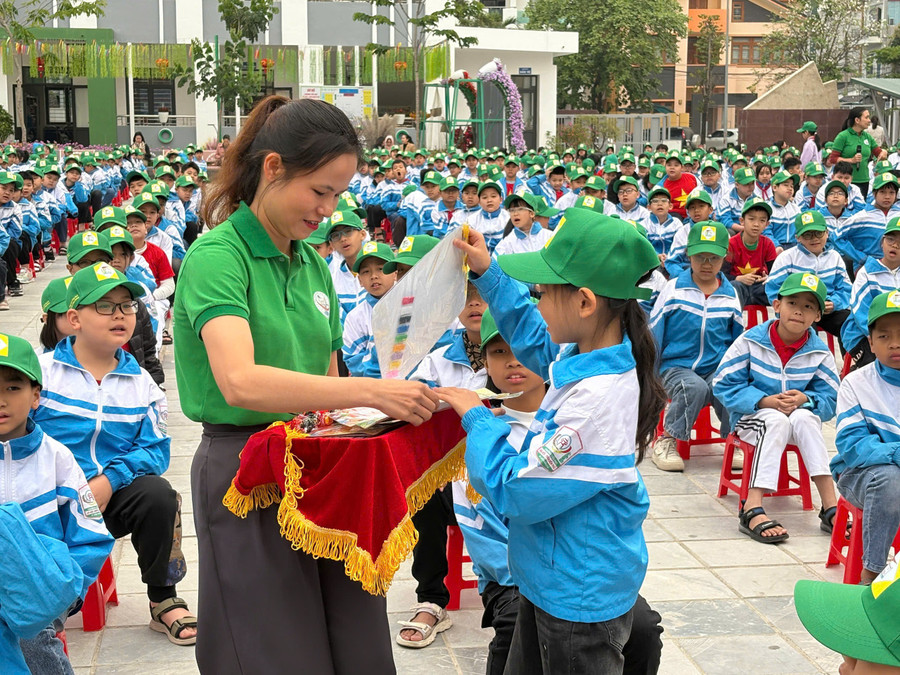 Nhiều phần quà được trao để khích lệ tinh thần học tập của các em học sinh. ngoai-khoa-ta-5.jpg