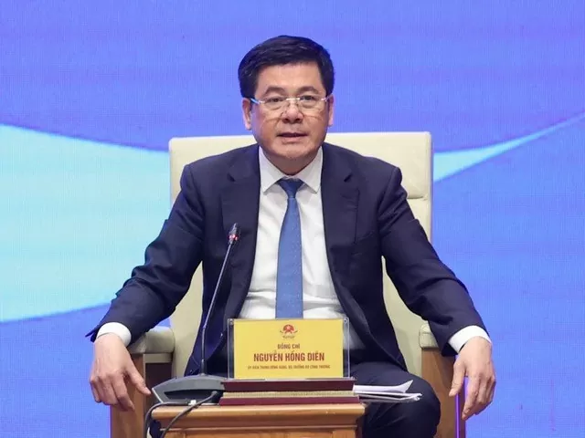 Bộ trưởng Bộ Công Thương Nguyễn Hồng Diên trao đổi về chiến lược, chính sách để Việt Nam tham gia sâu hơn vào thị trường bán dẫn toàn cầu - Ảnh: VGP/Nhật Bắc