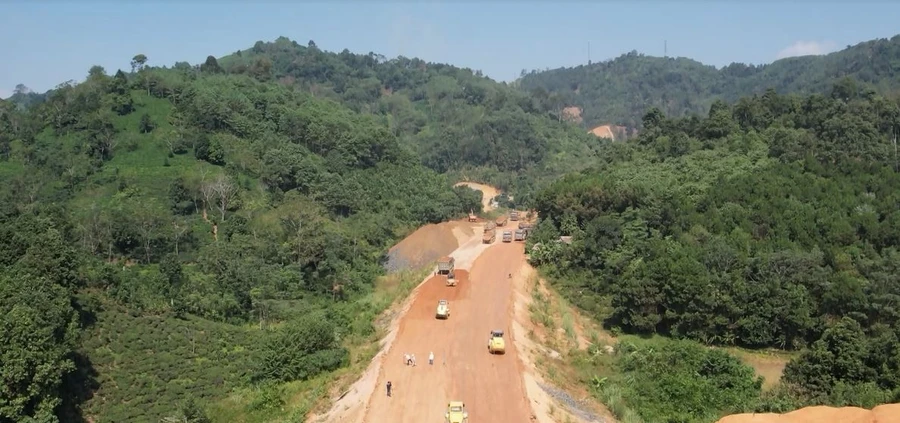 Dự án cao tốc Tuyên Quang-Hà Giang giai đoạn 1 qua tỉnh Hà Giang đang được tích cực thi công.