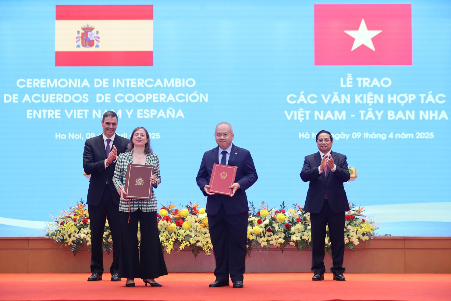 Thủ tướng Phạm Minh Chính và Thủ tướng Vương quốc Tây Ban Nha Pedro Sanchez chứng kiến lễ trao Nghị định thư khung về Hợp tác tài chính giữa Chính phủ Việt Nam và Chính phủ Tây Ban Nha - Ảnh: VGP/Nhật Bắc.