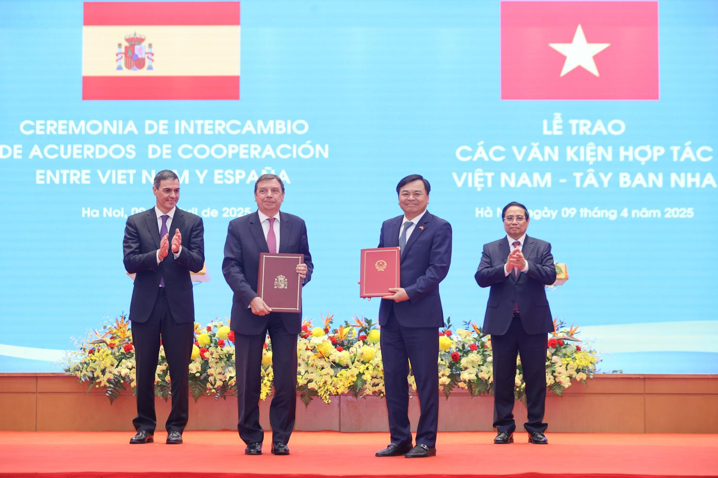 Thủ tướng Phạm Minh Chính và Thủ tướng Vương quốc Tây Ban Nha Pedro Sanchez chứng kiến lễ trao Bản ghi nhớ hợp tác về an toàn và chất lượng thực phẩm, thú y, bảo vệ thực vật và thuỷ sản giữa Bộ Nông nghiệp và Môi trường Việt Nam và Bộ Nông nghiệp, Thuỷ sản và Lương thực Tây Ban Nha - Ảnh: VGP/Nhật Bắc.