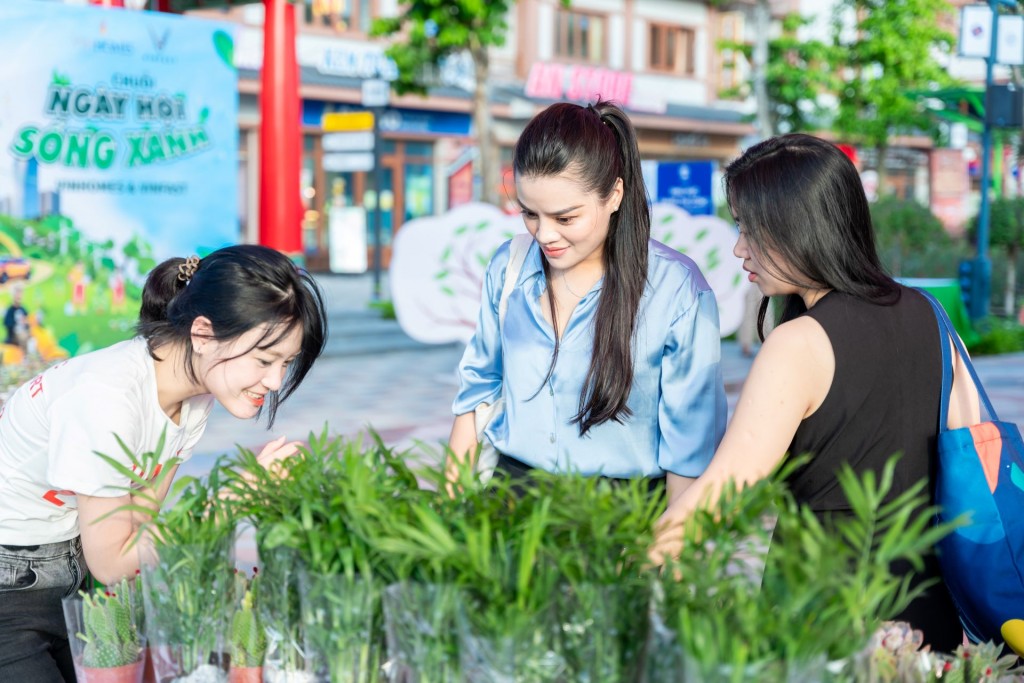 Với các hoạt động đa dạng như đổi đồ cũ lấy quà, workshop trồng cây xanh,… Vingroup mong muốn thúc đẩy lối sống xanh từ bên trong hệ sinh thái cho đến ngoài cộng đồng